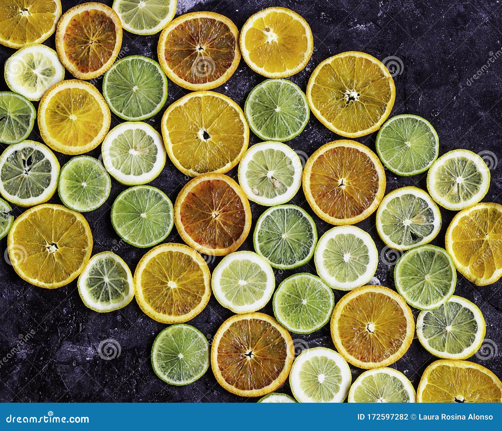 citrus fruit sliced Ã¢â¬ÂÃ¢â¬Â¹Ã¢â¬ÂÃ¢â¬Â¹on dark background creating a pattern